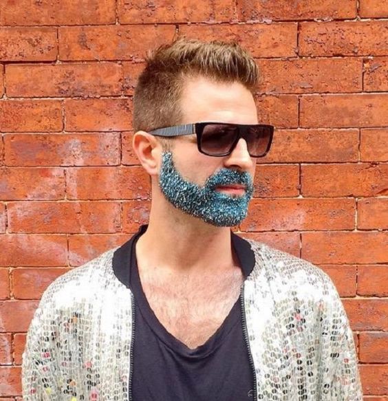 Barba purpurinada: quer ousar sem ter muito trabalho? Pode usar uma barba colorida, cheia de brilho por Pinterest