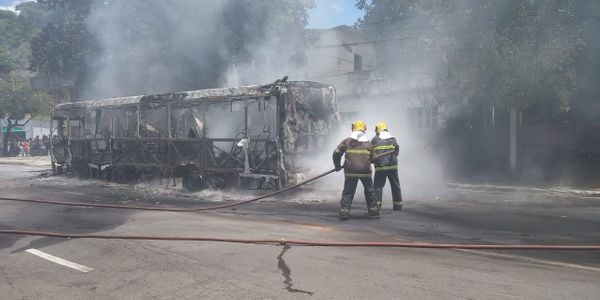 Bombeiros apagando incêndio em ônibus na av. Maruípe, próximo a entrada do bairro Tabuazeiro. Crédito: Rafael Silva