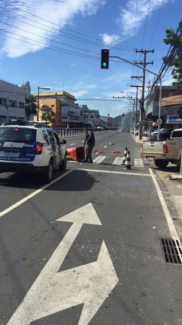 Carro atingido por tiros na Avenida Leitão  por Internauta | A Gazeta
