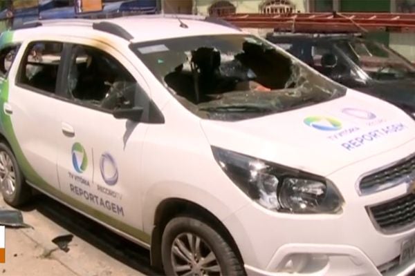 Carro de reportagem da TV Vitória ficou danificado em ação de bandidos na Serafim Derenzi. Crédito: Reprodução/TV Gazeta