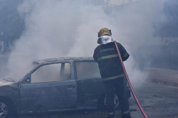 Carro foi incendiado na rua Marins Alvarino, em Itararé por Vitor Jubini