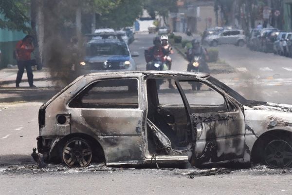 Carro foi incendiado na rua Marins Alvarino, em Itararé por Vitor Jubini