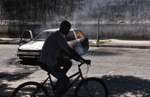 Carro foi incendiado na rua Marins Alvarino, em Itararé por Vitor Jubini