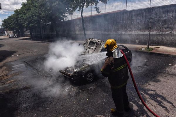 Carro foi incendiado na rua Marins Alvarino, em Itararé por Vitor Jubini
