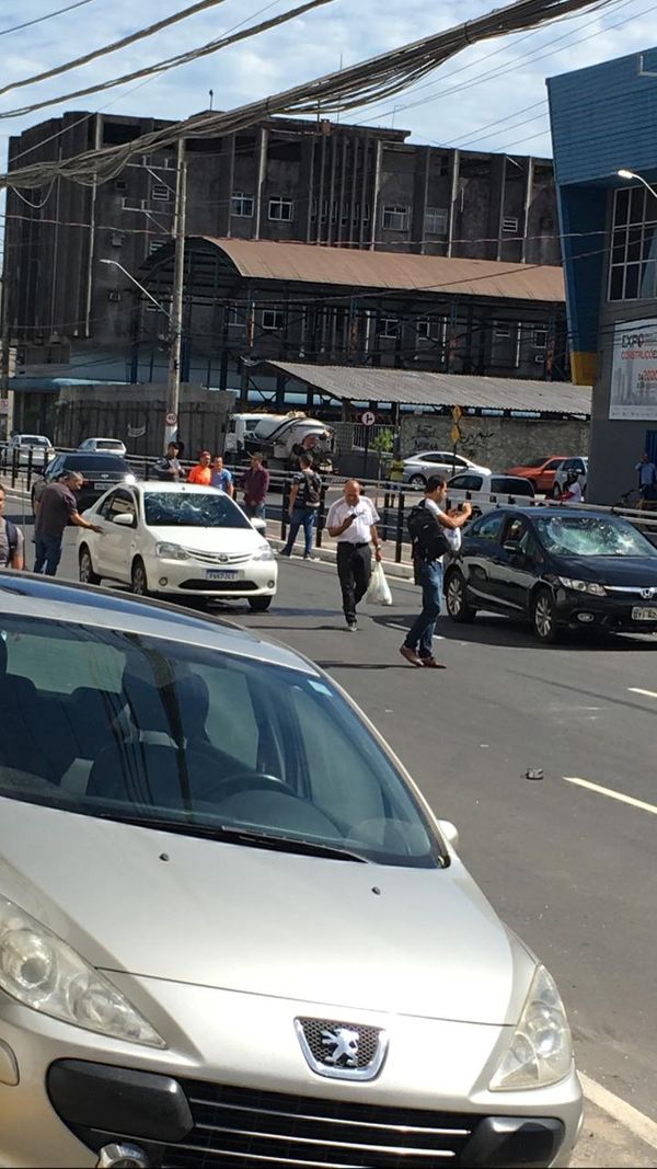 Criminosos armados invadiram a avenida Leitão da Silva por Internauta