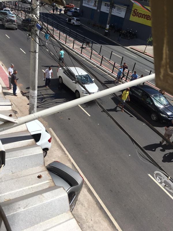 Várias pessoas ocuparam as ruas e o trânsito ficou parado por Internauta