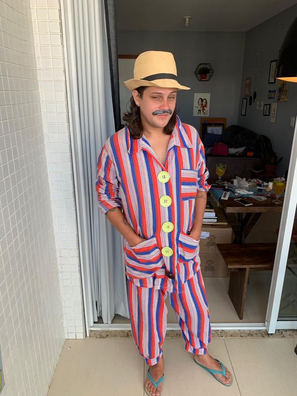 Eduardo Dâmaso também já se fantasiou de Seu Marreco, seu avô: pijama, chapéu e bigode por Arquivo pessoal