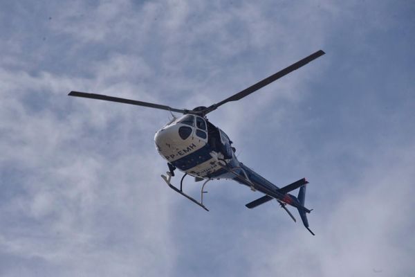 Helicóptero da PM sobrevoa a região da Leitão da Silva em Vitória . Crédito: Vitor Jubini