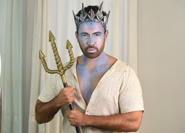 Kaiky Plaster fantasiado de Aquaman, numa maquiagem por Ricardo Silveira. O relações públicas e produtor de eventos gosta de investir no look no carnaval. Crédito: Carlos Alberto