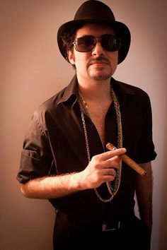 Mafioso: Essa fantasia é fácil! Camisa, chapéu, óculos escuros, colarzão e, claro, o charuto  por Pinterest