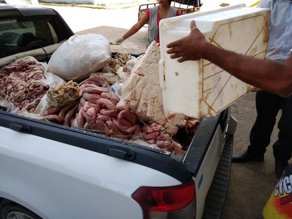 Mais de 1000 kg de carnes são apreendidos em supermercado de São Mateus . Crédito: Idaf/ Divulgação