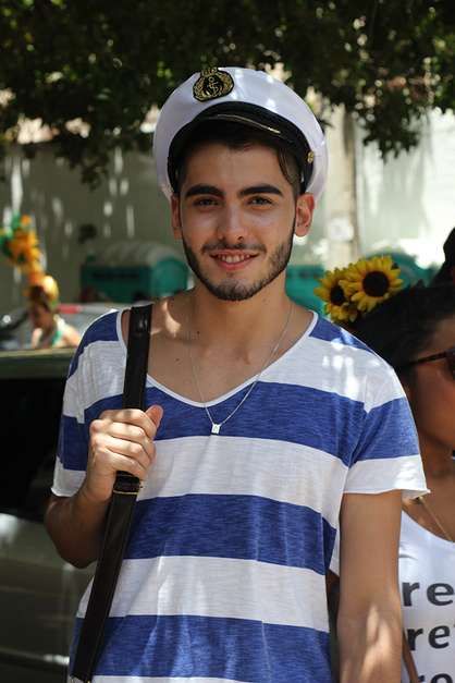 Marinheiro só...: este look é fácil. Um quepe e uma camisa listrada de azul e pronto! Já sai um marinheiro por Pinterest