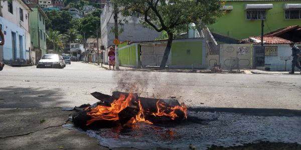 Pessoas colocam fogo em objetos na Avenida Marechal Campos. Crédito: Rafael Silva