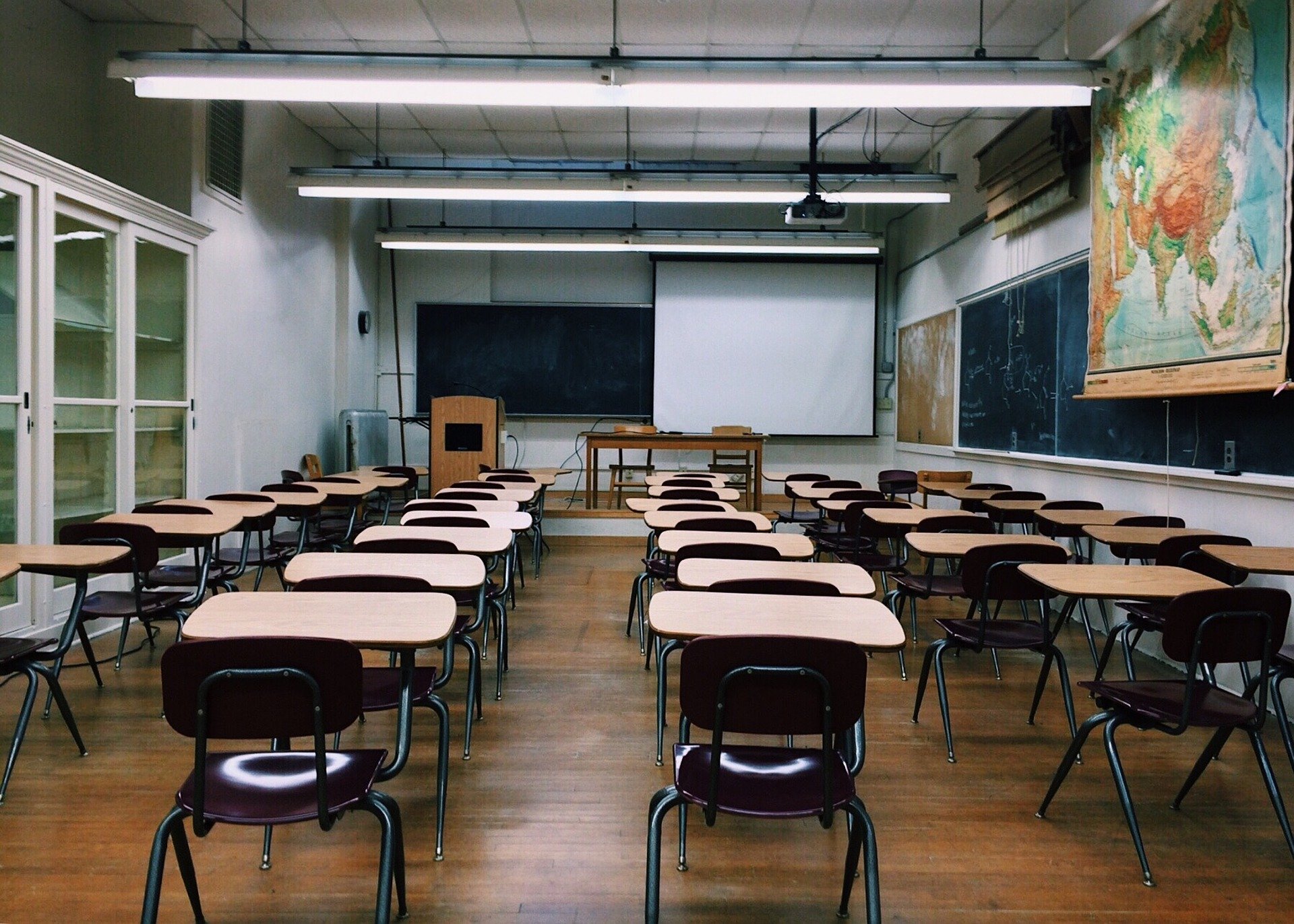 Governo suspendeu as aulas até 30 junho: proibição do funcionamento com atividades presenciais nas escolas chegará a três messes e meio