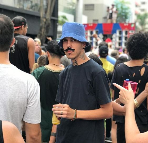 Seu Madruga, um clássico: Quem é mais tímido e não tem tempo para inventar moda pode apostar no que é sucesso. Camisa preta, chapeuzinho e bigode. por Pinterest
