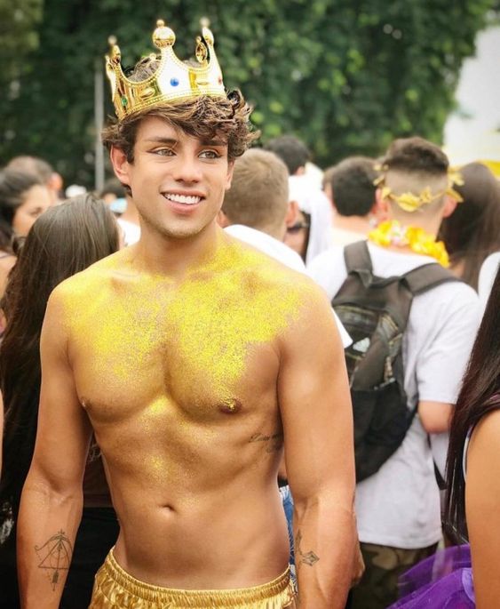 Vire Rei: vai colocar o corpo pra jogo nos bloquinhos? Então, não precisa de muito. Um acessório basta! Ponha a coroa e reine absoluto! por Pinterest