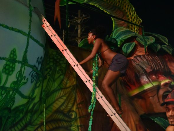 A Piedade faz as últimos ajustes no carro alegórico por Fernando Madeira