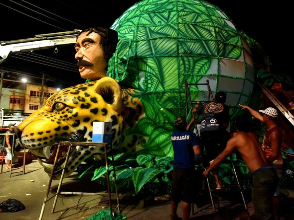 A Piedade faz as últimos ajustes no carro alegórico por Fernando Madeira