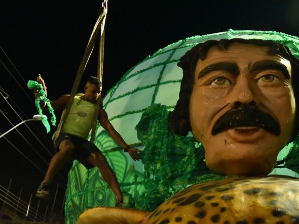 A Piedade faz as últimos ajustes no carro alegórico por Fernando Madeira