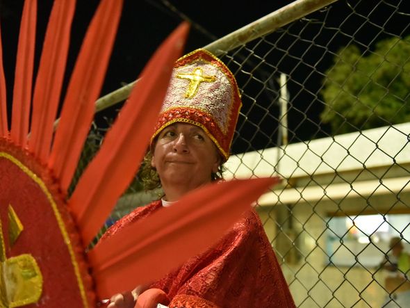 Integrantes se preparam para entrar na avenida por Fernando Madeira