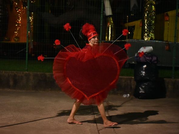 Integrantes se preparam para entrar na avenida por Fernando Madeira