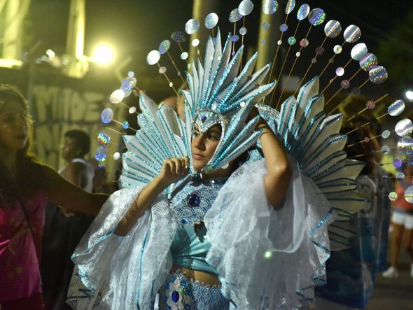 Integrantes se preparam para entrar na avenida por Fernando Madeira