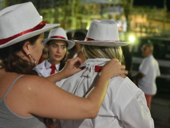Integrantes se preparam para entrar na avenida por Fernando Madeira