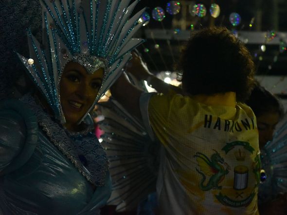 Integrantes se preparam para entrar na avenida por Fernando Madeira