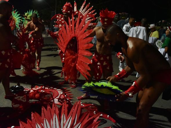 Integrantes se preparam para entrar na avenida por Fernando Madeira