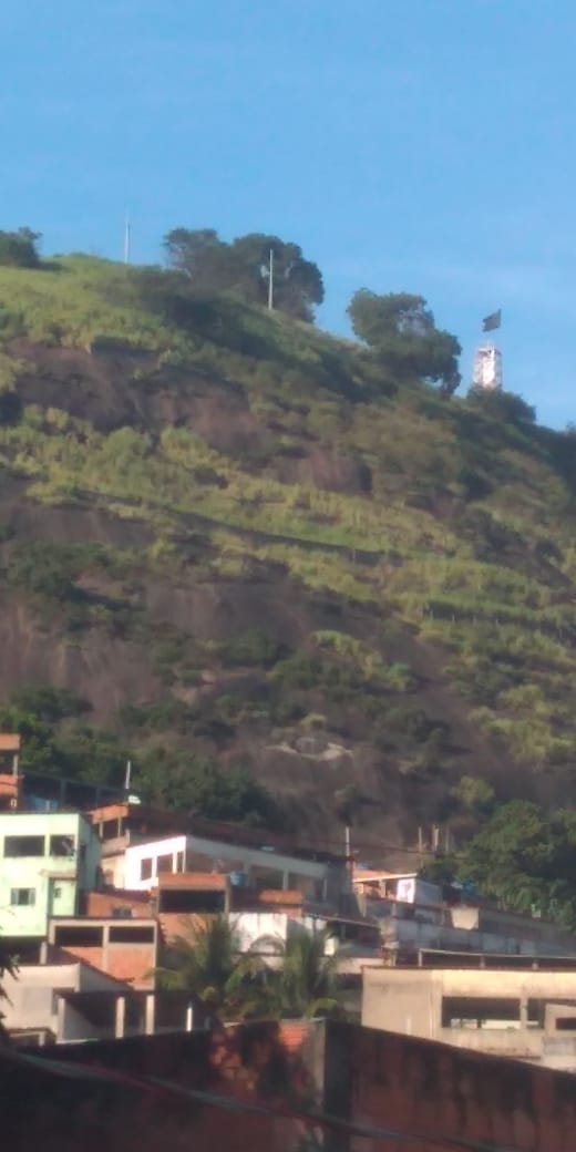 Bandeira hasteada vista por outro ângulo por Padre Kelder Brandão