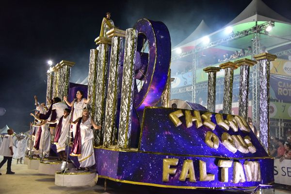 Chegou o Que Faltava mira na sorte ao colocar patuás, figas e trevos no seu samba por Rodrigo Gavini