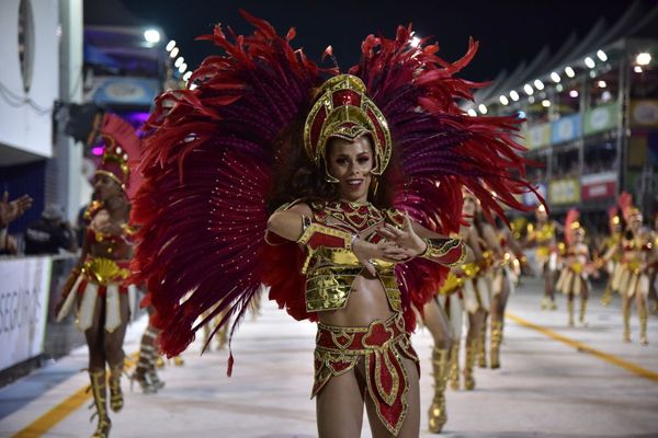 Chegou o Que Faltava mira na sorte ao colocar patuás, figas e trevos no seu samba por Rodrigo Gavini