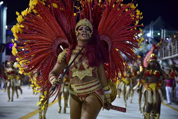 Chegou o Que Faltava mira na sorte ao colocar patuás, figas e trevos no seu samba por Rodrigo Gavini
