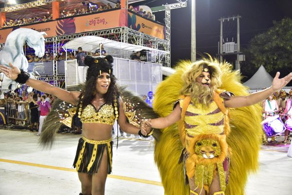 Chegou o Que Faltava mira na sorte ao colocar patuás, figas e trevos no seu samba por Rodrigo Gavini