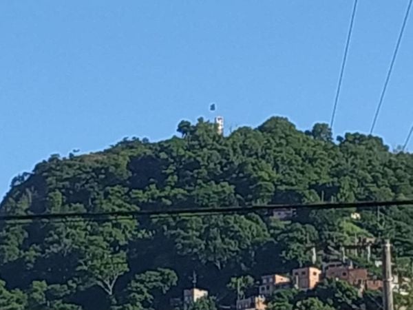 É possível ver a bandeira preta no alto do mirante por Giordany Bozzato