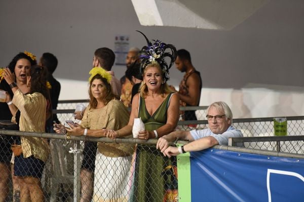 Homenageando Luz Del Fuego e com Rita Cadillac na composição, Chega Mais completa 40 anos de fundação por Ricardo Medeiros