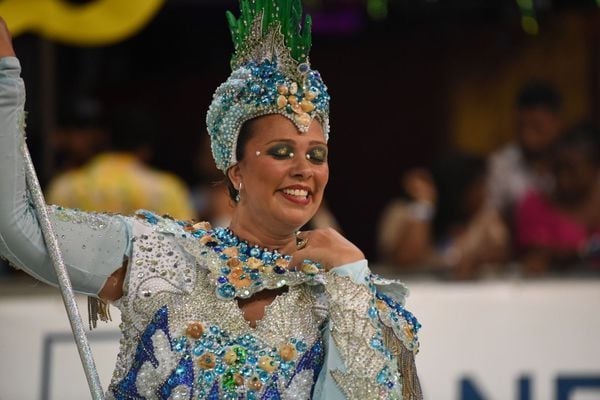 Homenageando Luz Del Fuego e com Rita Cadillac na composição, Chega Mais completa 40 anos de fundação por Ricardo Medeiros