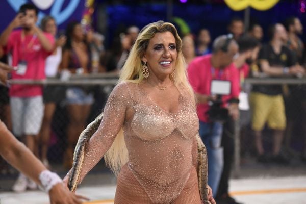 Homenageando Luz Del Fuego e com Rita Cadillac na composição, Chega Mais completa 40 anos de fundação por Ricardo Medeiros
