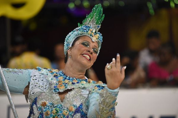 Homenageando Luz Del Fuego e com Rita Cadillac na composição, Chega Mais completa 40 anos de fundação por Ricardo Medeiros