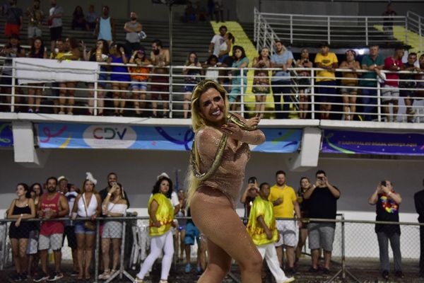 Homenageando Luz Del Fuego e com Rita Cadillac na composição, Chega Mais completa 40 anos de fundação por Rodrigo Gavini
