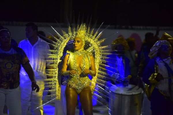 Rosas de Ouro, escola de samba da Serra, fala sobre a luta do povo negro  por Rodrigo Gavini 