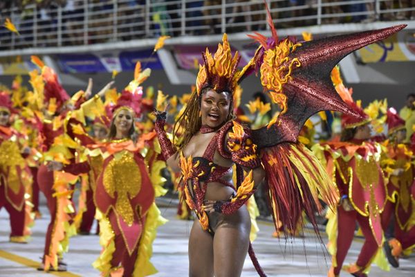 Rosas de Ouro, escola de samba da Serra, fala sobre a luta do povo negro  por Rodrigo Gavini