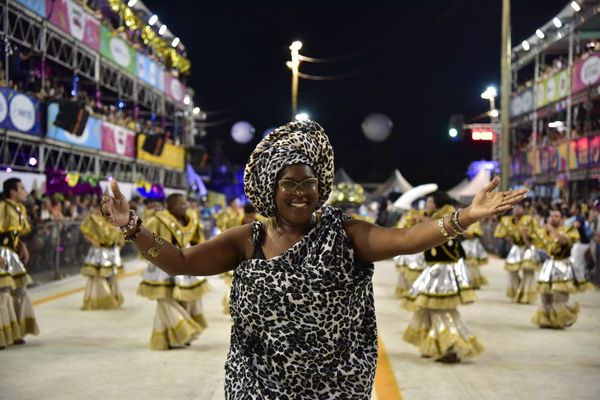 Rosas de Ouro, escola de samba da Serra, fala sobre a luta do povo negro  por Rodrigo Gavini