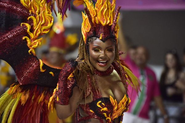 Rosas de Ouro, escola de samba da Serra, fala sobre a luta do povo negro  por Rodrigo Gavini