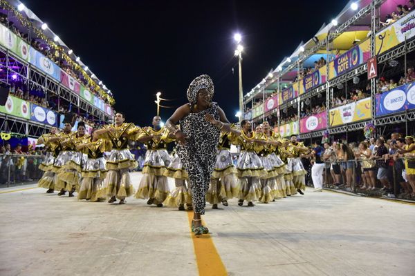 Rosas de Ouro, escola de samba da Serra, fala sobre a luta do povo negro  por Rodrigo Gavini
