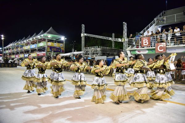 Rosas de Ouro, escola de samba da Serra, fala sobre a luta do povo negro  por Rodrigo Gavini