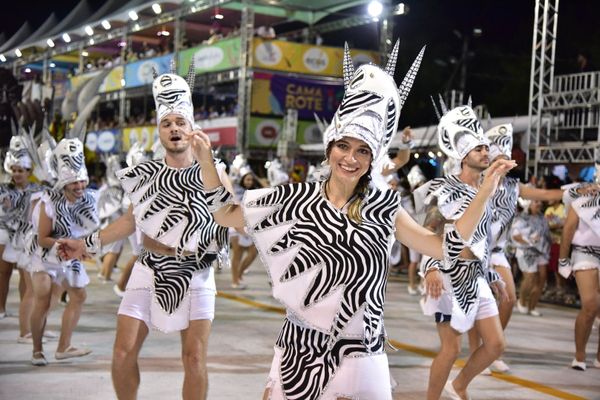 Rosas de Ouro, escola de samba da Serra, fala sobre a luta do povo negro  por Rodrigo Gavini