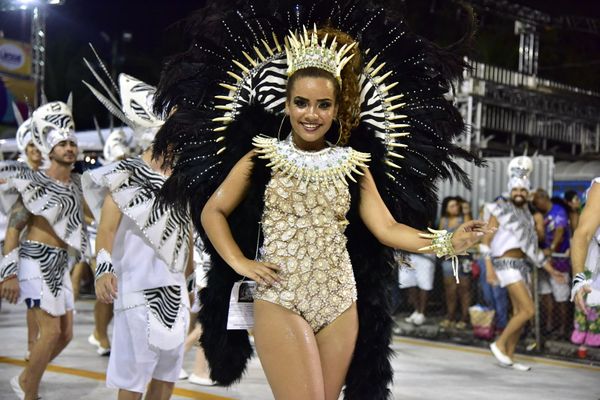 Rosas de Ouro, escola de samba da Serra, fala sobre a luta do povo negro  por Rodrigo Gavini