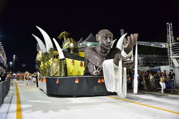 Rosas de Ouro, escola de samba da Serra, fala sobre a luta do povo negro  por Rodrigo Gavini
