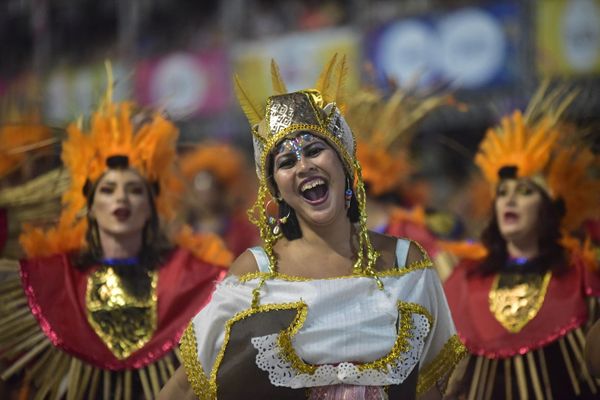 Rosas de Ouro, escola de samba da Serra, fala sobre a luta do povo negro  por Rodrigo Gavini